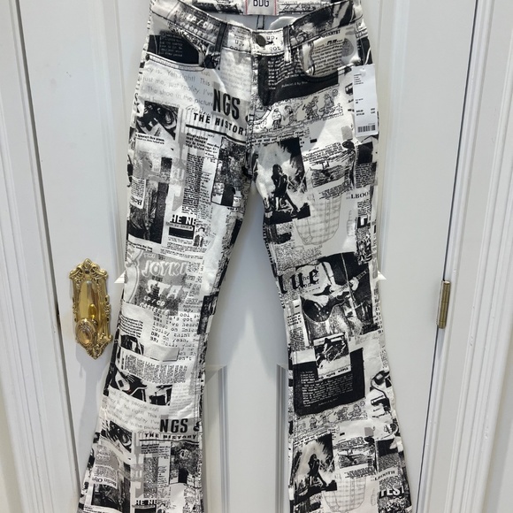 Urban Outfitters BDG Low-Rise Flare Jeans in Newspaper Print, Size 26 (NWT) - Picture 5 of 8